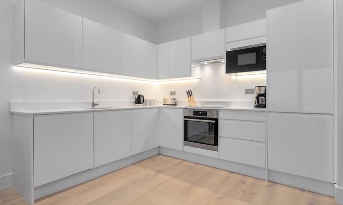 Canbury Apartamento | Experience the ambience and comfort of home for as long as you like.