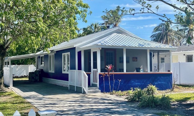 East Naples Cabaña | Mango Tree Cottage close to Old Naples and Beach
