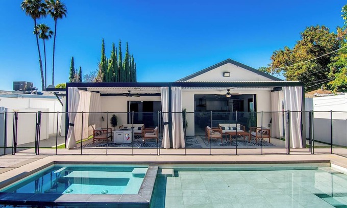 Tarzana Villa | Poolside Modern Escape Villa In Tarzana