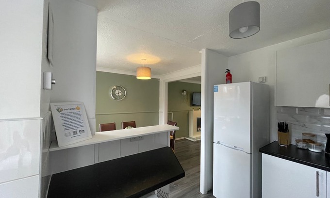 Newcastle-upon-Tyne Casa | 3 bdrm, with fab links & parking