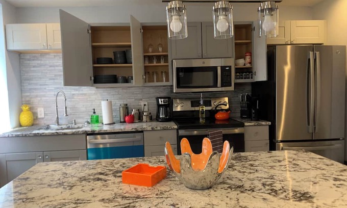 Academy - Sherman Park Casa | Urban Vivacious Family Oriented Home. 8 Minutes from Downtown St Louis!