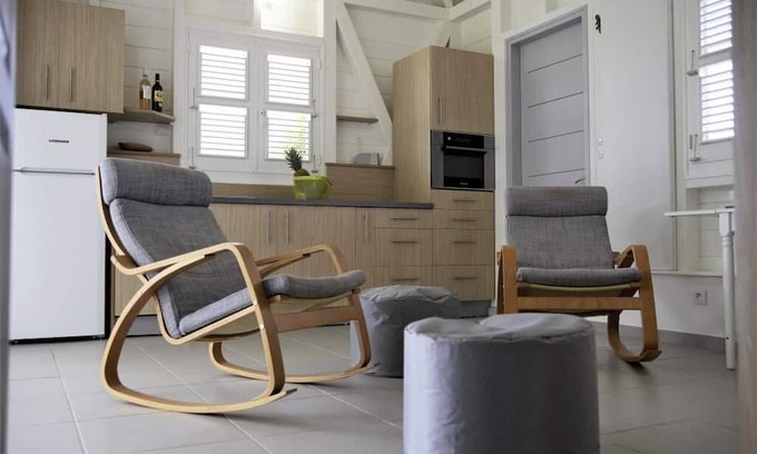 Saint-Charles Casa | Radiance of the Day and Cultural Heritage in a Modern Cabin