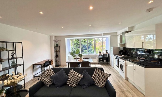 Wokingham Apartamento | Wokingham Stunning Two Bedroom Centrally Located