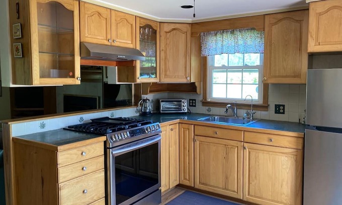 Saratoga Springs Cabaña | Saratoga Racing Meet. Charming Cottage 3 miles to Track, Downtown and Shopping.