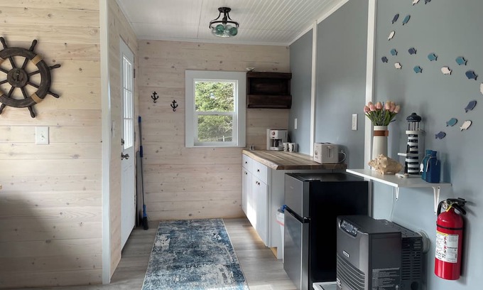 Diamond Ridge Cabina | Dry cabin and 2 horse stalls, ride your horse on the Beach in Homer.