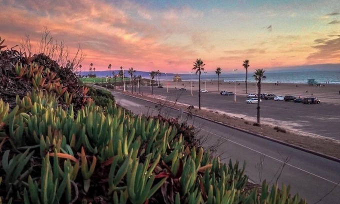 Playa Del Rey Casa | 1 min walk to the beach! Family friendly w/ large patio in Playa Del Rey.