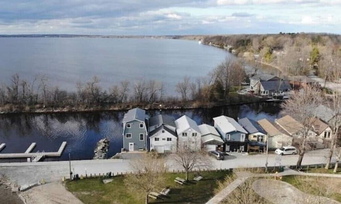Beaverton Casa | Lakefront Boathouse Paradise!