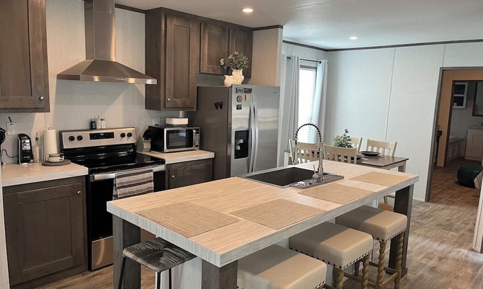 Central City Casa | Cozy, Peaceful New 3/2 Motor Home Gated Near Expwy.