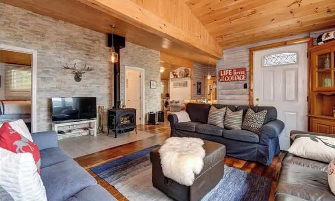 Selwyn Cabaña | Perfect Waterfront Cottage ~ Fireplace ~ Kawartha Lakes ~ 6 Beds