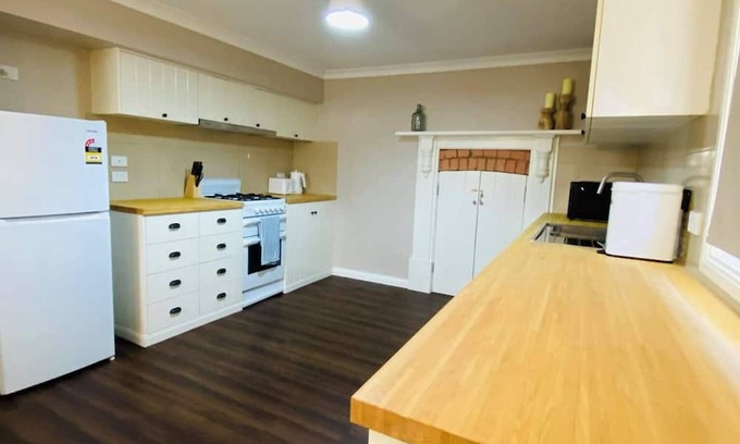 Golden Square Cabaña | Kennedy's Kottage (Walk to Bendigo Stadium)