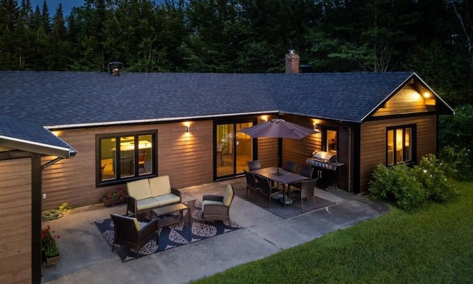 Stratford Chalet De Esquí | Chalet on the shores of Lake Aylmer with private dock and beach