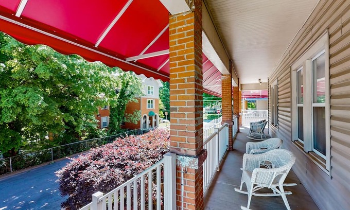 Maryville Condominio | Cozy condo with private W/D, wifi + screened-in balcony