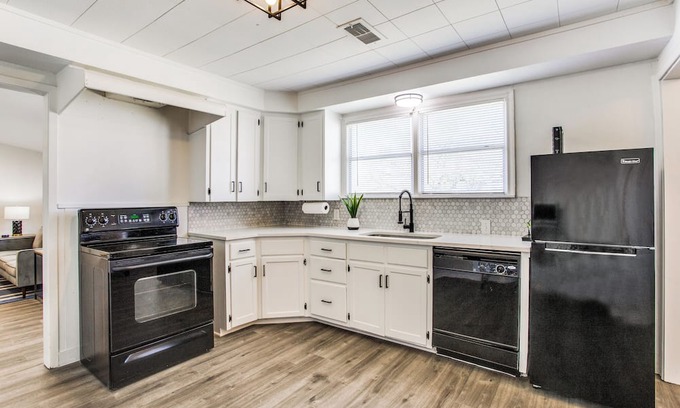 Cedar Hill Casa | Retreat On The Hill w/1 King Bed and 2 Queen Beds