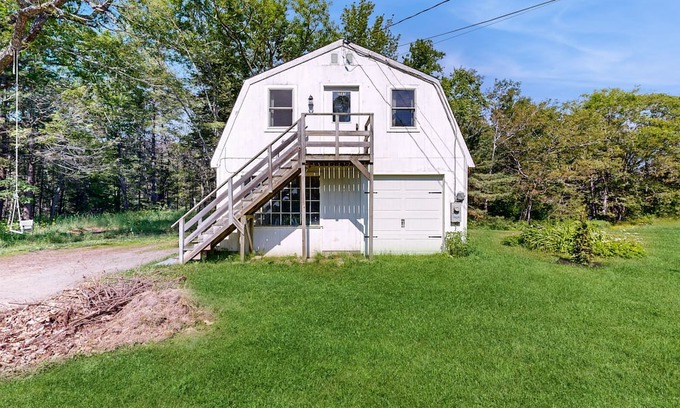 South Bristol Apartamento | Inviting Apartment with Family-Friendly Comforts and Serene Outdoor Spaces
