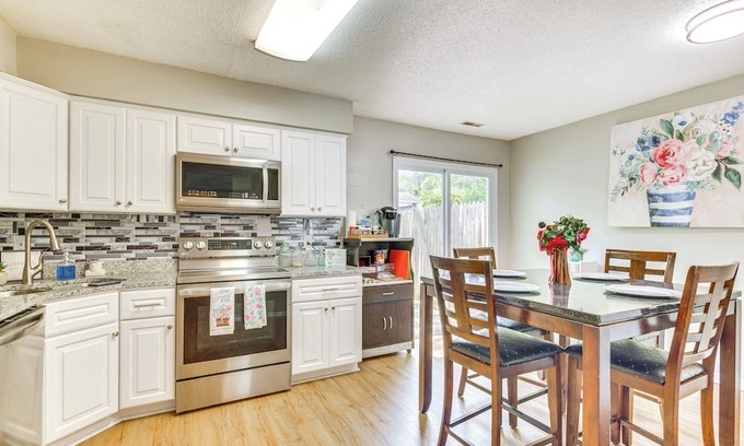 Northeast Virginia Beach Casa | Pet-Friendly Virginia Beach Abode - Walk to Beach!