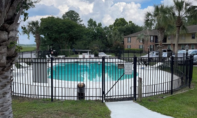 Hanahan Condominio | Central Cozy Renovated Hanahan Condo