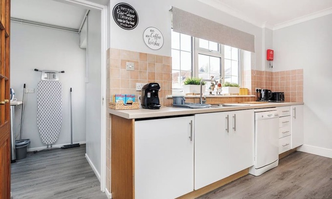 Ascot Casa | Exclusive August Ascot Deal for 8 Guests