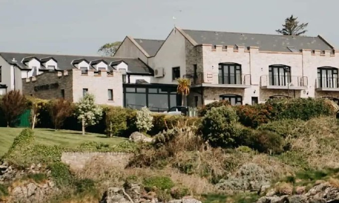 Greencastle Casa | Seafront Castle Inn - just off the Ferry!