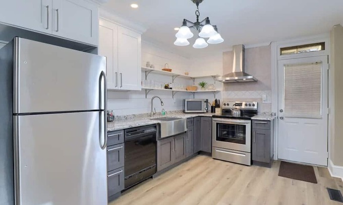 Lancaster Casa | Newly Updated Charm | Backyard & Grill
