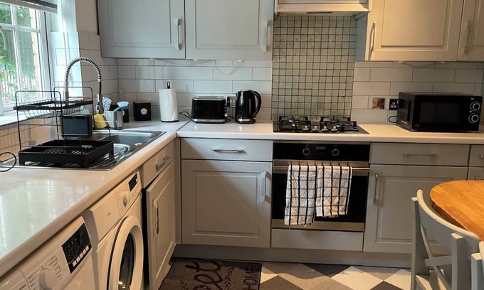 West Thurrock Casa | Exclusive 3 Bed House, free parking, Wi-Fi 5 mins from Lakeside Shopping Centre