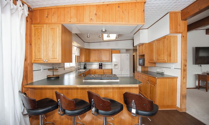 Bozeman Casa | Serene Pet Friendly, Fully Fenced 1 Acre 4BR 1.5BA Home With Privacy and Views