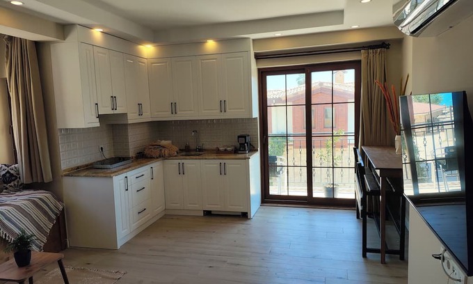 Ancient Side Apartamento | Located near the east coast of Side peninsula, close to many key locations.