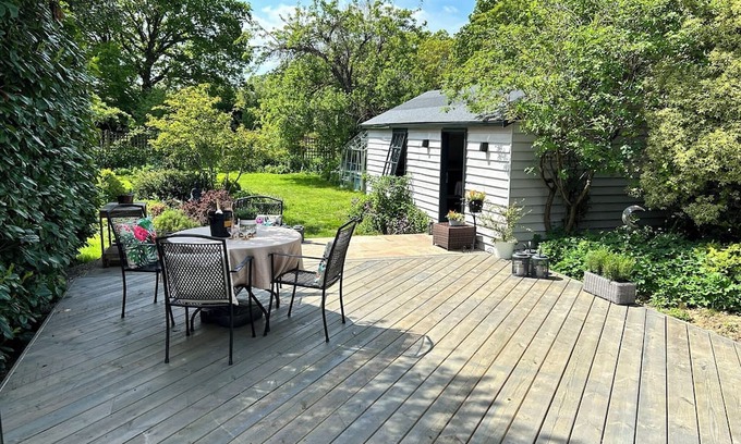 Cranleigh Casa | Cranleigh home w/great room & annexe. 4 bedrooms, sleeps 7+