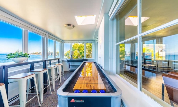 Alki Apartamento | Waterfront Penthouse with Panoramic Views near Alki