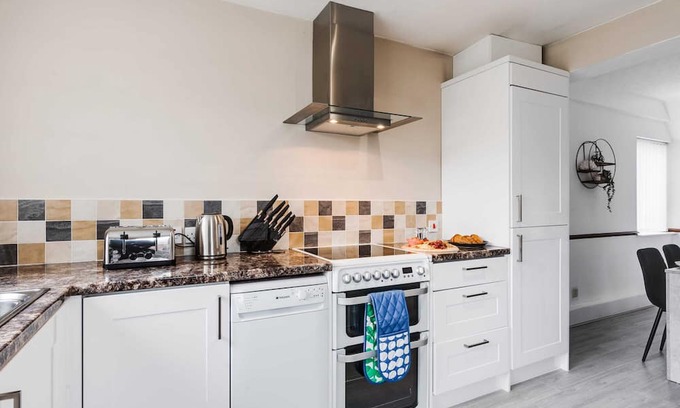 Bamber Bridge Casa | Serenity - 3 bedrooms, FREE WiFi & Parking