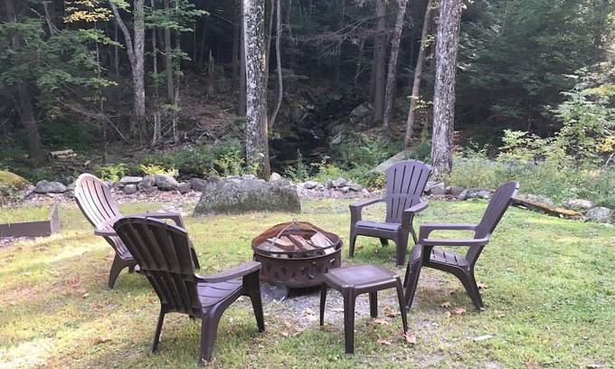 Antrim Cabina | Lake area: Romantic cabin for 2 beside a babbling brook