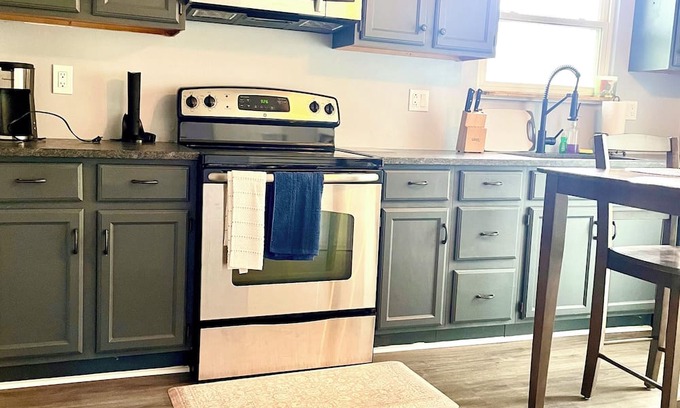 Olathe Casa | Pet friendly 3bdr with King