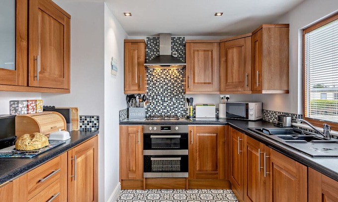 Morfa Bychan Casa | Mussel Shells Lodge - Three Bedroom House, Sleeps 6