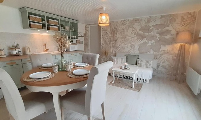 Authon-Ebeon Casa | Holiday Home 'Gîte Florène' with Private Terrace and Private Garden