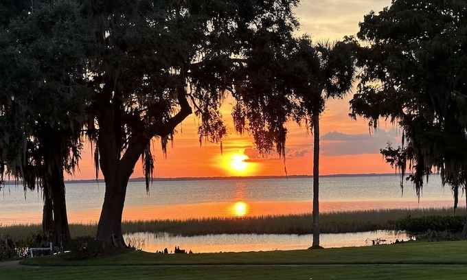 Tavares Cabaña | Cottage On Private Estate - Central Florida Gorgeous Sunsets-Privacy-Convenient