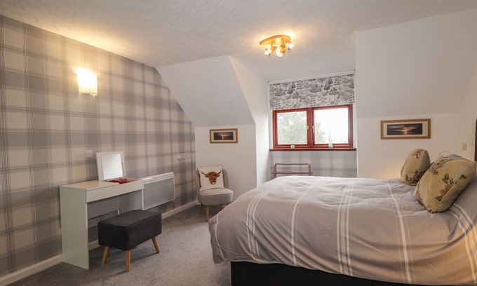 Scaniport Cabaña | PURLIE LODGE APARTMENT, romantic, with a garden in Inverness