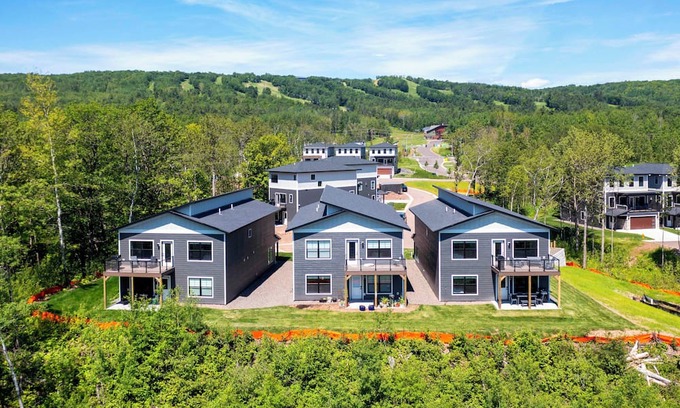 Duluth Casa | RiverWest Lakeview - Beautiful 2 BR pet friendly home at the base of Spirit Mtn.