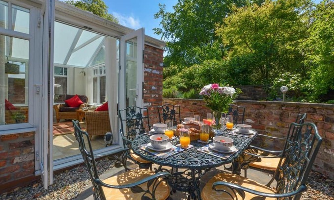 Huggate Cabaña | Delightful holiday home in pretty village high in the stunning Yorkshire Wolds
