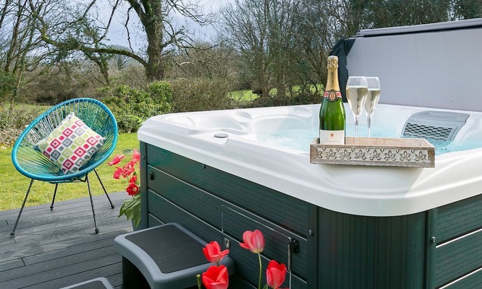 Marianglas Cabaña | Gamdda Fawr - a hot tub that sleeps 8 guests in 4 bedrooms