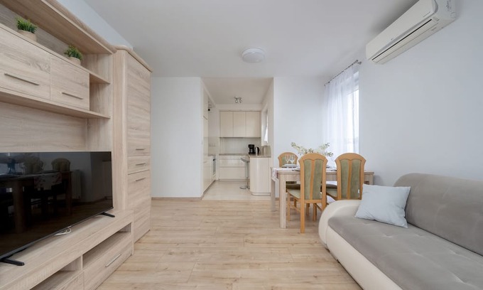 Fabryczna Apartamento | Bright Apartment With Balcony by Renters
