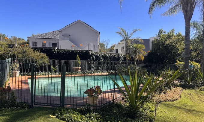 Greater Johannesburg Metropolitan Area Cabaña | Beautiful Flat in the heart of Bryanston with Backup power, Wi-Fi and Netflix