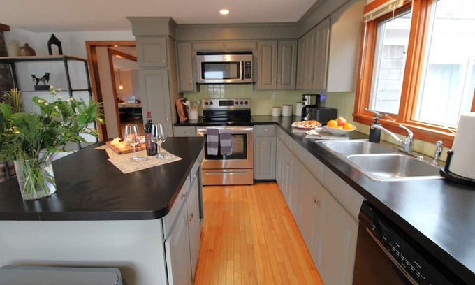 Harwich Center Casa | Spacious Well Appointed Home in Quiet Neighborhood
