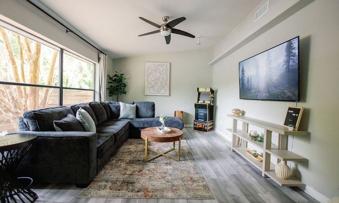 Gainesville Apartamento | Gainesville Gem: 2/2 Near Shops & Restaurants