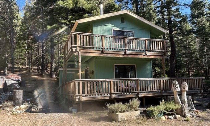Weed Casa | Cozy one bedroom home in the woods 5 miles from the town of Mount Shasta.