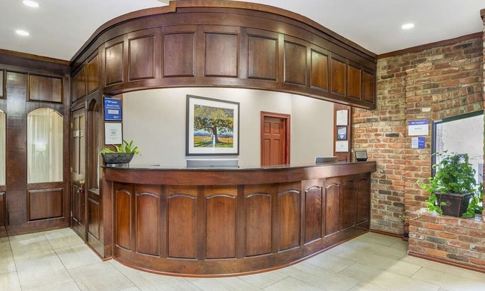 North Chesterfield Casa | Ultimate Comfort: Renovated Rooms Close to Providence Golf Course, Parking