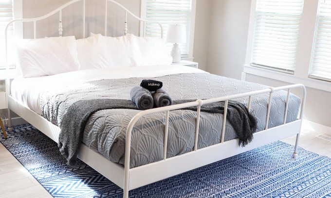 Berry Otro | Family-friendly, private modern farmhouse, surrounded by farmland. Near the Ark.