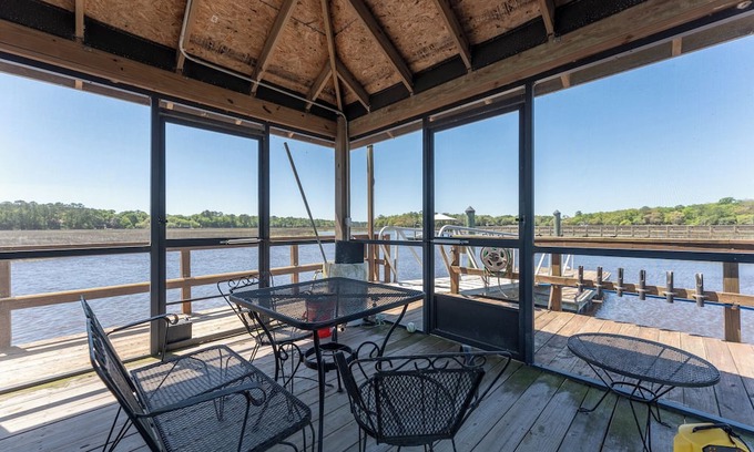 Meridian Casa | Deepwater Dock, Kayaks, Marsh Views, Sleeps 10!