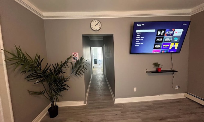 Hillside Apartamento | 4 Bedroom Apartment near airport