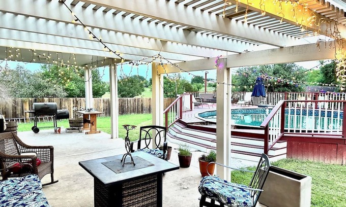 Manor Casa | Beautiful spacious house with pool and large backyard, North Austin