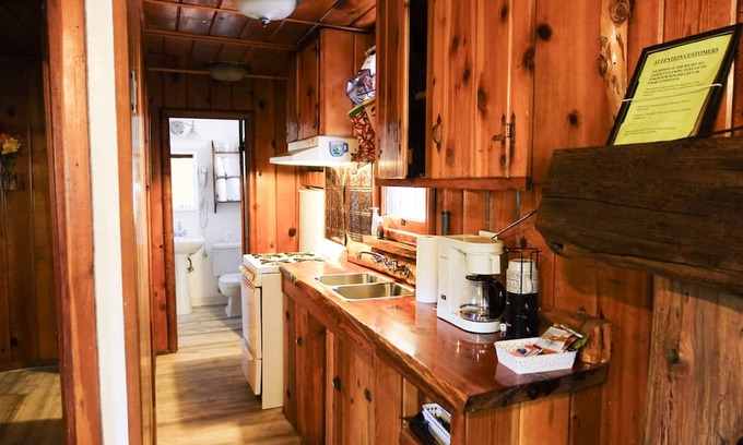 Crestline Cabina | Cozy Corner Cabin in Beautiful Crestline Ca. Walking Distance from Lake Gregory