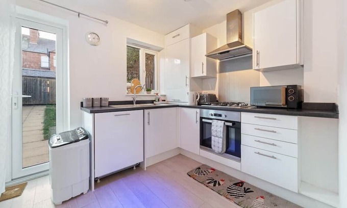 Aylestone Casa | City Center Charm and Comfort